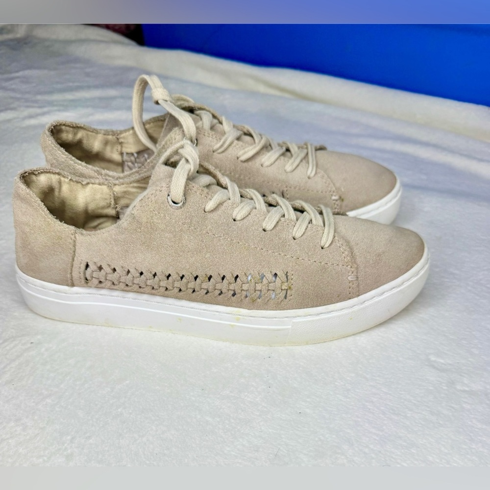 Toms lether woman shoes size 7.5